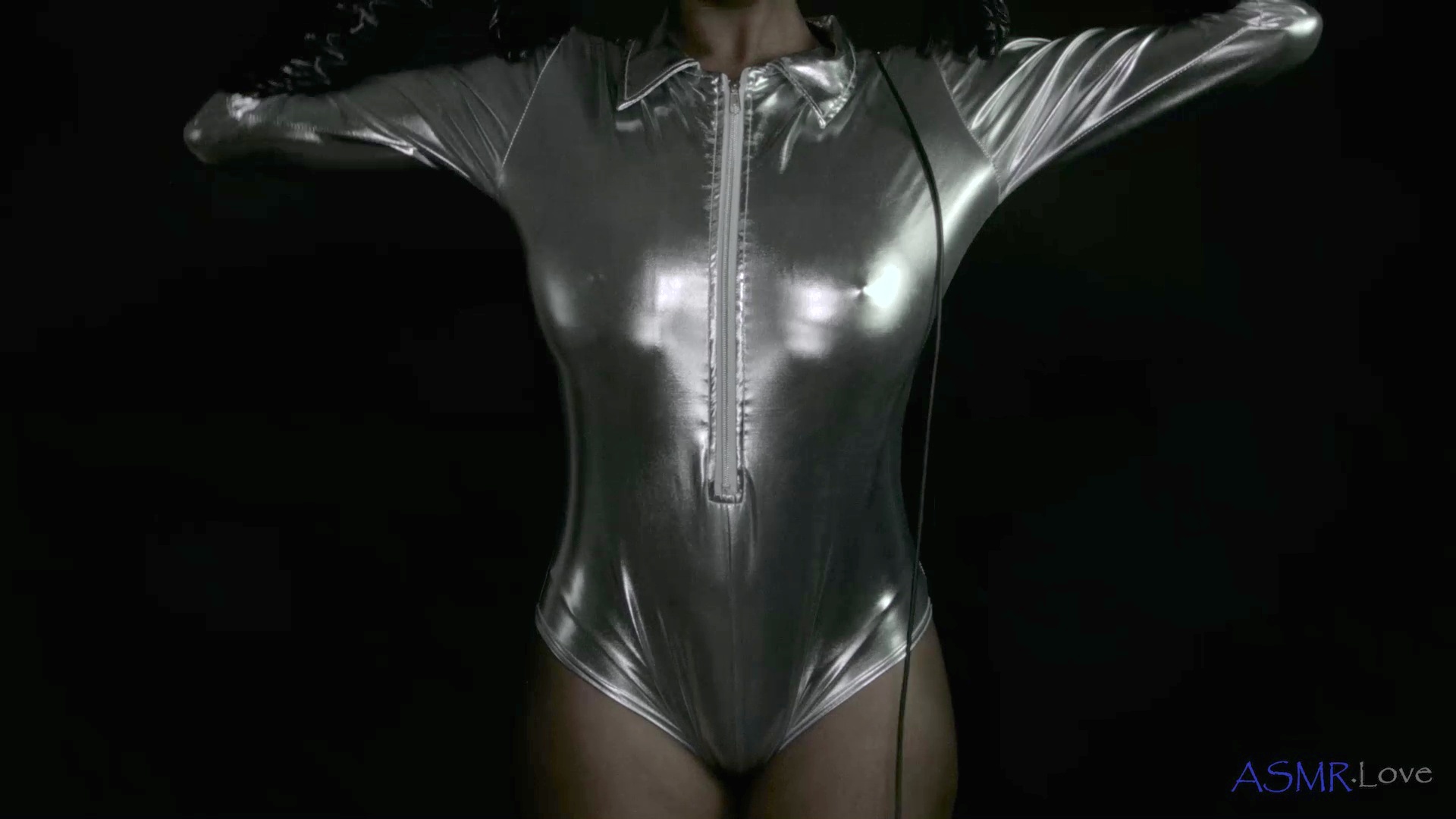 content/Naomi/Silver Bodysuit/2.jpg